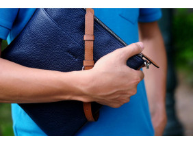 UNI Crossbody bag - In Natural Milled Leather - Blue Navy 